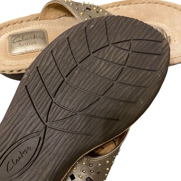 Clarks Artisan Thong Sandals Women 9.5 Gold Leather Studded Embellished Boho - Picture 6 of 10